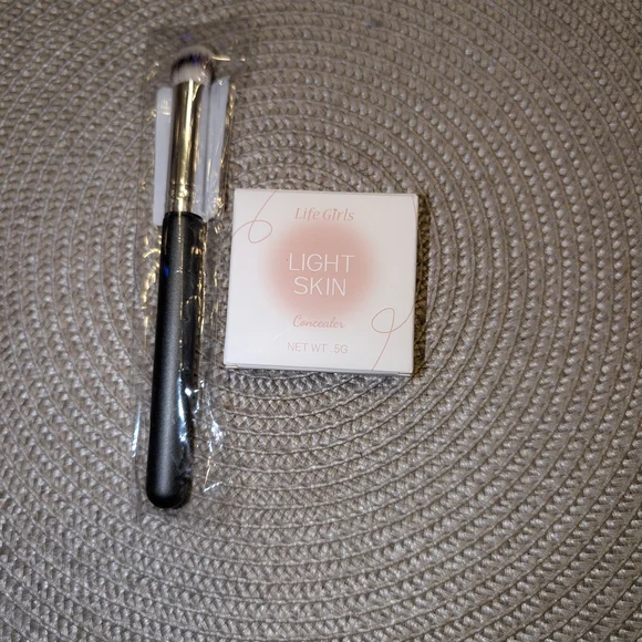 Light Skin Concealer with Brush - Picture 1 of 4